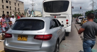  La camioneta Mercedes Benz chocó contra el bus de Transmetro.