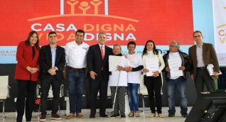 Presidente Iván Duque, junto con el ministro de Vivienda, Jonathan Malagón, el ministro de Agricultura, Andrés Valencia, y la Directora de Prosperidad Social, Susana Correa, en el lanzamiento de Casa Digna Vida Digna, en Soacha, Cundinamarca. 