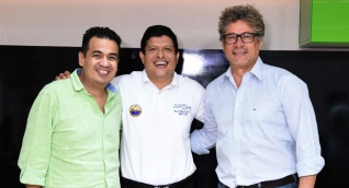 El gerente de Telecaribe,Juan Manuel Buelvas; el rector de la Unimag,Pablo Vera Salazar y el actor Yuldor Gutiérrez.