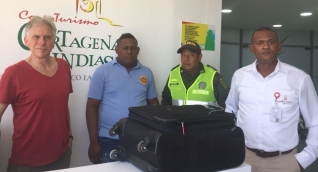 Un taxista ejemplar devolvió una maleta con ropa, documentos, elementos de uso personal, y dos millones de pesos.