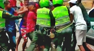 Habitantes del barrio, protegen al presunto ladrón de los uniformados.