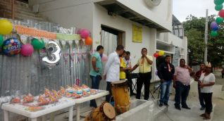 Vestidos de celebración, con torta y decoración, los habitantes del barrio La Paz realizaron una protesta pacífica.