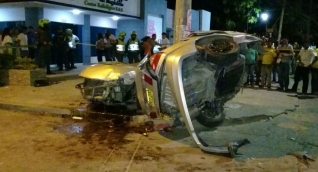 El carro donde iban los cinco jóvenes se partió en dos debido al fuerte choque.