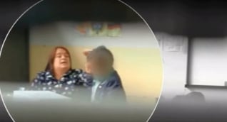 Maestra golpeando a uno de sus estudiantes.