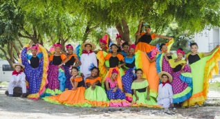 Los niños y las niñas participantes no solo se limitan a bailar cada una de las piezas musicales, sino que también aportaron a la creación de cada uno de los movimientos, siendo este el factor diferencial de este laboratorio.