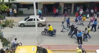 Comunidad ayuda al mototaxista para que se vaya del lugar. 