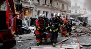 Hay más de veinte heridos, entre ellos cuatro bomberos, según un primer recuento. 