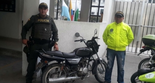 Motocicleta recuperada por la Policía en Santa Marta.