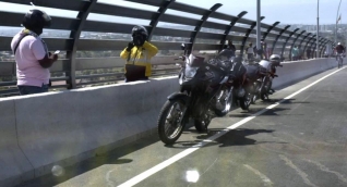 Motociclistas parquean sus motos para tomarse fotos.
