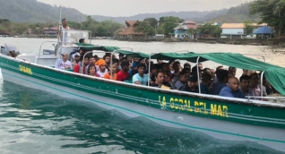 Migrantes rescatados en una motonave en Urabá