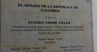 Placa en homenaje a Uribe puesta por Ernesto Macías en el Congreso