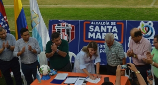 Momentos cuando la alcaldesa firmaba el convenio con el 'Ciclón'. 