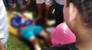 Redes sociales Curiosos se acercaron a ver el cuerpo sin vida del joven asesinado.