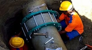 Durante las horas de la noche del pasado lunes, operarios de la empresa corrigieron la fuga que se registró en la tubería de impulsión de 12 pulgadas de PVC.