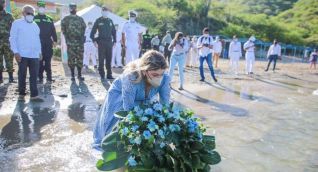 Alcaldesa de Santa Marta realizando la ofrenda floral