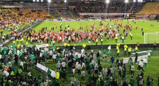 Los hinchas se metieron a la cancha en el estreno de las tribunas.