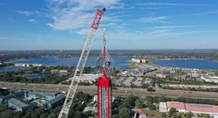 Treinta pasajeros se sientan en la atracción a medida que sube a la cima.