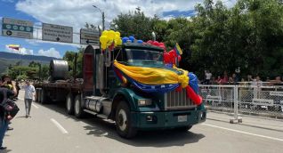 Primer camión venezolano cruza la frontera