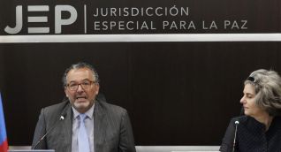 Magistrado Roberto Carlos Vidal, presidente de la JEP, junto a la magistrada Julieta Lemaitre.
