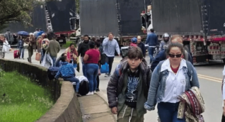 Transportadores bloquean vía a Pasto y puente Rumichaca en frontera con Ecuador