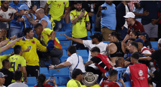 Jugadores uruguayos armaron trifulca con hinchas colombianos en la tribuna