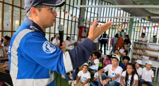 Agente de movilidad dictando la charla.