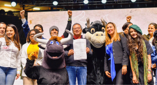 Petro sanciona ley 'No más olé' y prohíbe corridas de toros en Colombia