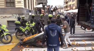 ¡Indignante! Policía y Alcaldía de Pasto decomisan naranjas a vendedor ambulante