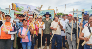 Entrega de tierras a campesinos 