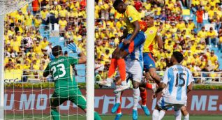 Mosquera y James Rodríguez anotaron los dos tantos de Colombia.