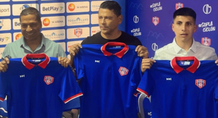 Alexis García con su asistente Gerardo Bedoya y su preparador físico José Casas.