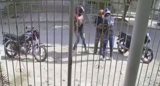 En cuestión de segundos, los delincuentes atracaron al ciudadano.