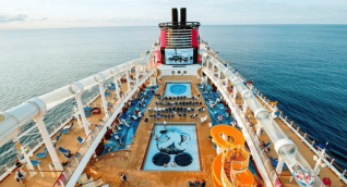 Padre salta al mar para salvar a su hija tras caer desde un crucero de Disney