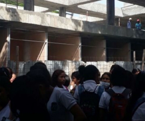 Las jóvenes se resistieron entrar a recibir sus clases en la tarde este martes.