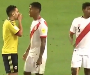 Falcao García hablando con los jugadores de Perú.