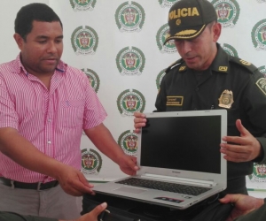 El contralor Edilson Palacio recibió de regreso el computador de manos del comandante de la Policía.