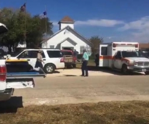 Imagen de televisión afuera del lugar del tiroteo en Sutherland Springs, Texas.