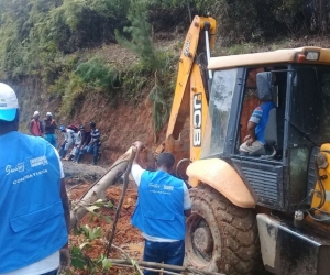 Gobernación del Cauca despejó la vía donde había deslizamientos de tierra. 