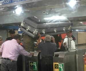 Por falta de dinero, familiares tuvieron que transportar el ataúd de su muerto en el metro