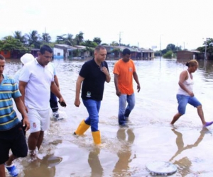 El alcalde recorrió los barrios afectados por la emergencia invernal.