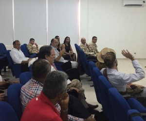 Las autoridades dialogaron con los empresarios.