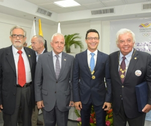 Carlos Caicedo junto a Baltazar Medina (izq) y Danilo Carrera (der).