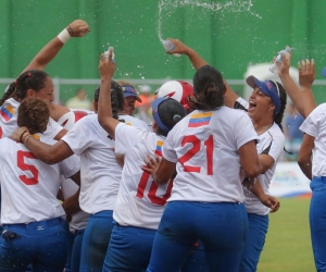Selección venezolana de softbol, celebrando el paso a la final.