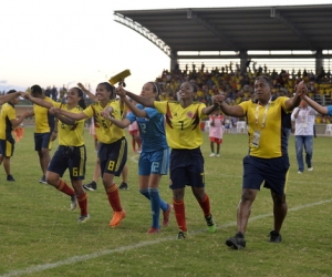 Selección Colombia femenino sub 20, celebrando el título obtenido en los Juegos Bolivarianos.