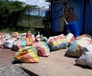 Las autoridades contabilizaron 27 bultos con 723 paquetes de la sustancia ilícita aún por determinar.