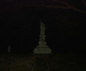 Imagen donde se aprecia una figura femenina, aparentemente la llorona, en la Quinta de San Pedro Alejandrino.