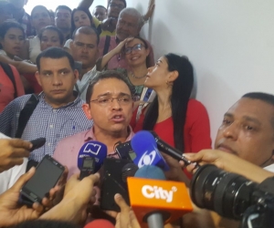 Rafael Martínez, dando declaraciones a los medios después de salir libre.