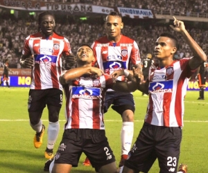 Germán Gutiérrez celebra el gol con sus compañeros.