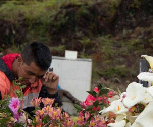 Juvencio Samboní, junto a la tumb de su hija.