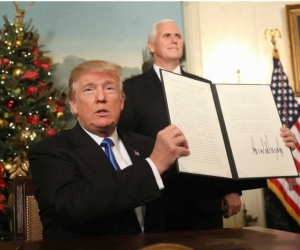  El presidente de EE.UU., Donald Trump, firma su proclamación en la sala de recepciones diplomáticas de la Casa Blanca, en Washington.